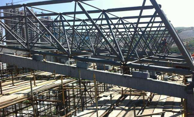 合山简述网架公司的黑色压型钢板的吊装步履